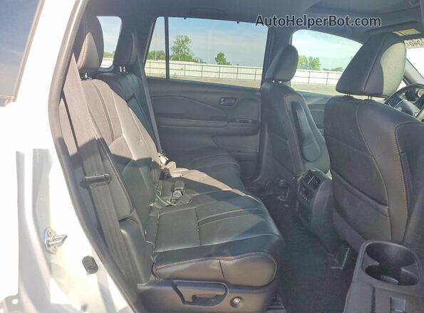5FNYF6H87NB063717 2022 HONDA PILOT White Rear interior view