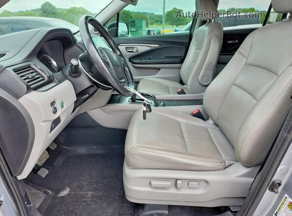 5FPYK2F64JB002946 2018 HONDA RIDGELINE Silver წინა სალონის ხედი