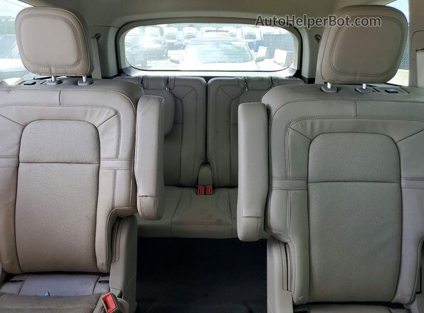 5LM5J7WC7RGL00337 2024 LINCOLN AVIATOR Cream Widok tylnych siedzeń