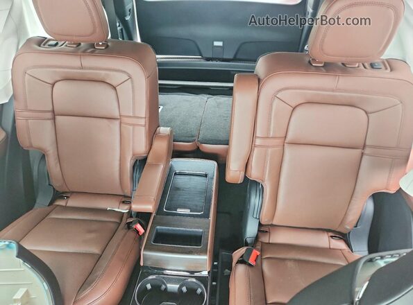 5LM5J7XC4TGL10555 2026 LINCOLN AVIATOR White Vista de los asientos traseros