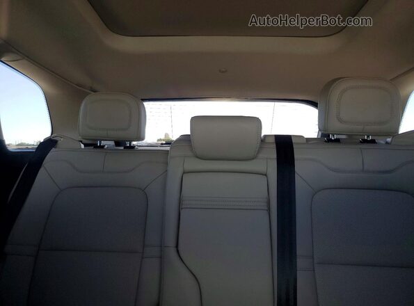 5LMCJ1CAXTUL02034 2026 LINCOLN CORSAIR White Vista de los asientos traseros