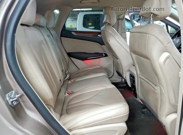 5LMCJ2C96KUL39799 2019 LINCOLN MKC Gray Rear interior view