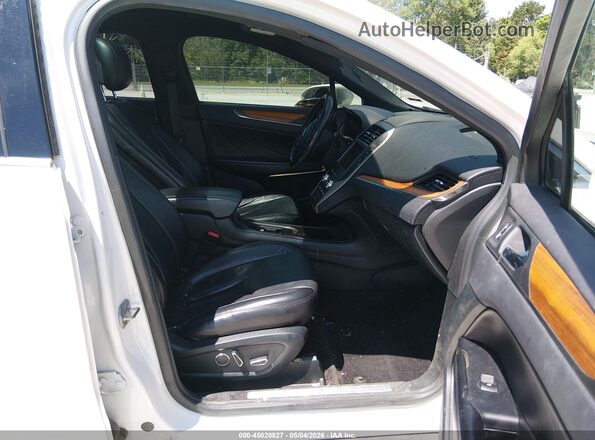 5LMCJ2C98HUL21541 2017 LINCOLN MKC White Front interior view