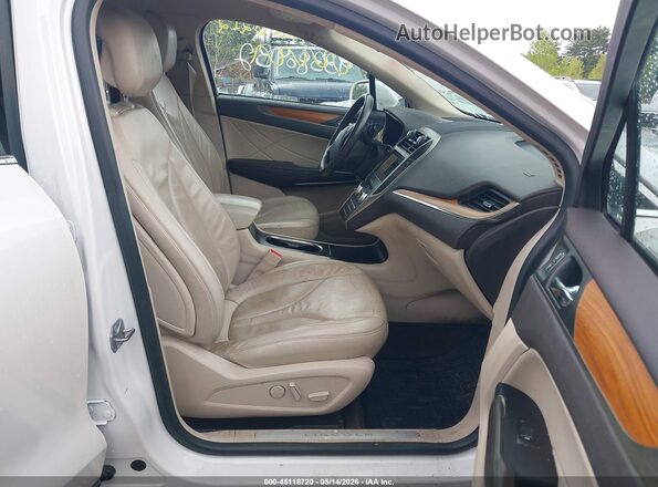 5LMCJ2D97HUL44419 2017 LINCOLN MKC White Սալոնի դիմացի տեսք