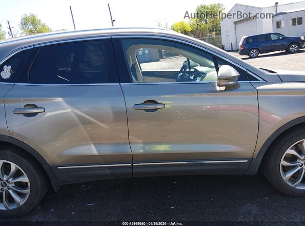 5LMCJ2D98HUL61164 2017 LINCOLN MKC Gray Rear interior view