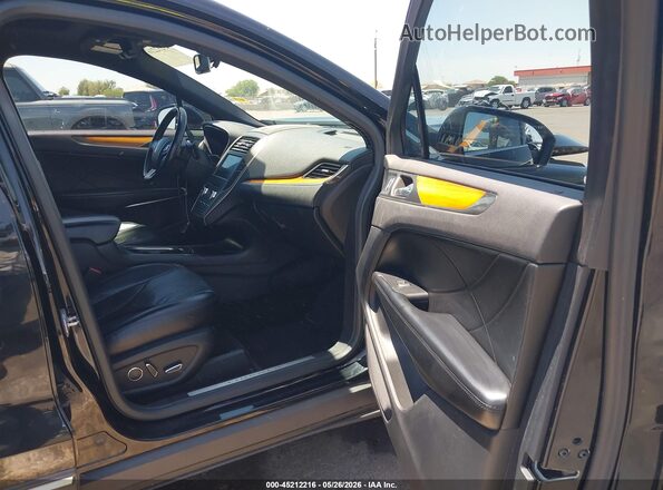 5LMCJ3C99GUJ04696 2016 LINCOLN MKC Black Widok wnętrza z przodu