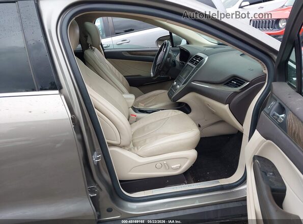 5LMCJ3D90HUL27144 2017 LINCOLN MKC Gold Вид салону спереду