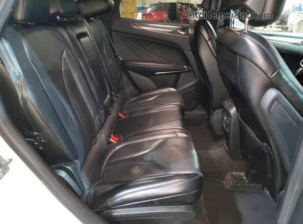 5LMCJ3D95KUL16499 2019 LINCOLN MKC White Вид задньої частини салону