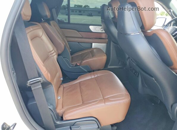 5LMJJ2LG7REL08832 2024 LINCOLN NAVIGATOR White Սալոնի հետևի տեսք