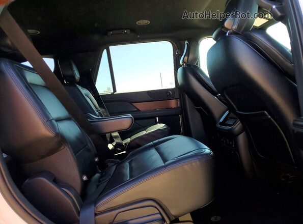 5LMJJ2NG2PEL12930 2023 LINCOLN NAVIGATOR White Widok wnętrza z tyłu