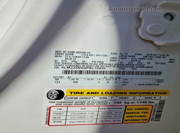 5LMJJ2NG2PEL12930 2023 LINCOLN NAVIGATOR White Widok naklejki z numerem VIN