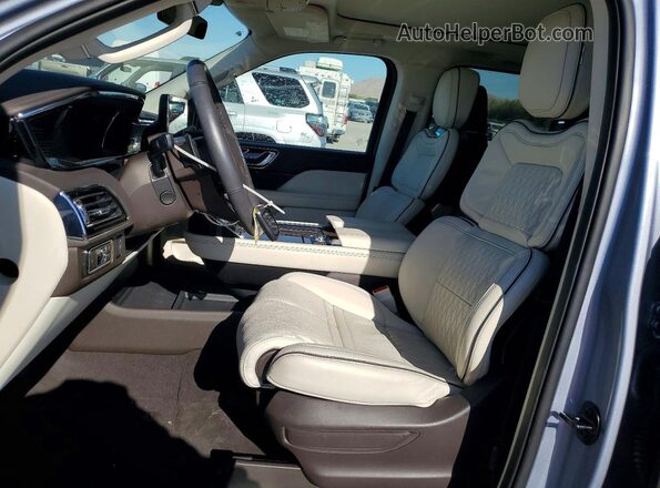 5LMJJ2TG5PEL15856 2023 LINCOLN NAVIGATOR Blue Vista interior delantera