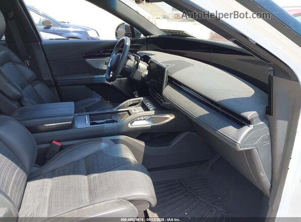 5LMPJ8KA2RJ859090 2024 LINCOLN NAUTILUS White Front interior view