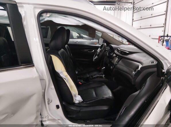 5N1AT2MM6HC750691 2017 NISSAN ROGUE Белый Вид салона спереди
