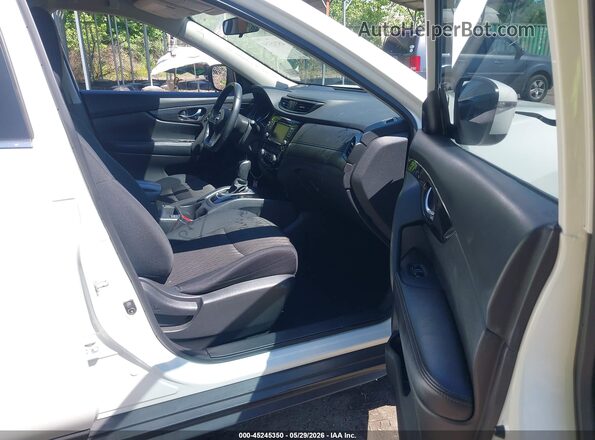 5N1AT2MT1JC755018 2018 NISSAN ROGUE White Вид салону спереду