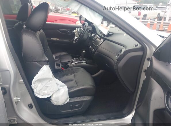 5N1AT2MT4LC739611 2020 NISSAN ROGUE Серебряный Вид салона спереди