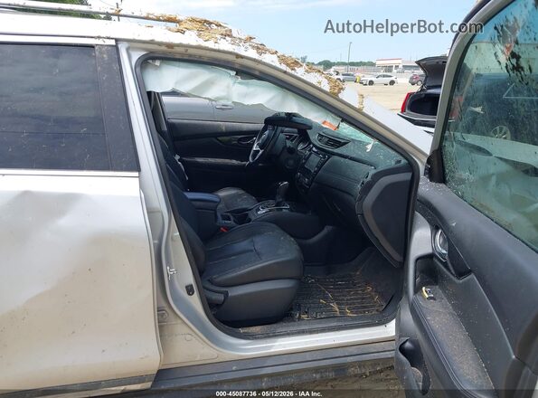5N1AT2MT7HC830203 2017 NISSAN ROGUE Silver Front interior view