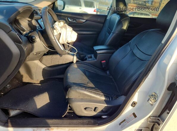 5N1AT2MT9HC866068 2017 NISSAN ROGUE White Вид салону спереду