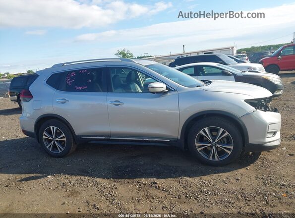 5N1AT2MT9JC820701 2018 NISSAN ROGUE Серебряный Вид задней части салона