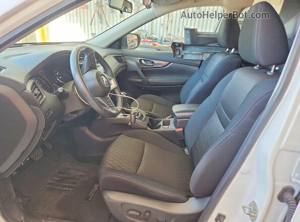 5N1AT2MV6HC820134 2017 NISSAN ROGUE Белый Вид салона спереди