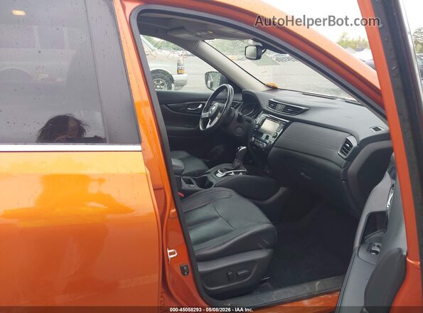 5N1AT2MV9HC740049 2017 NISSAN ROGUE Оранжевый Вид салона спереди