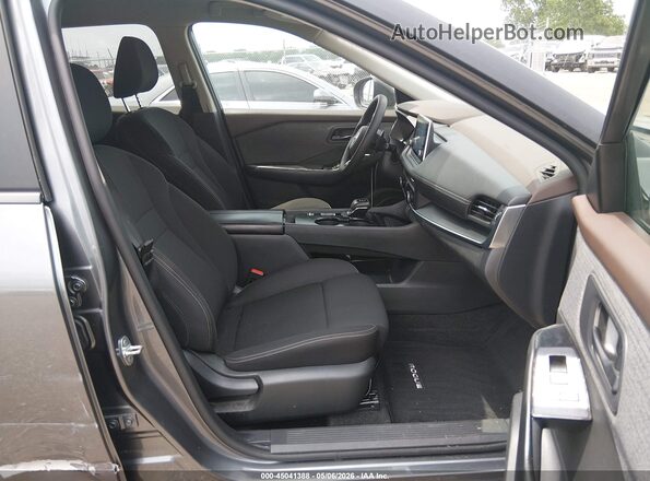 5N1BT3AA6PC838465 2023 NISSAN ROGUE Серый Вид салона спереди