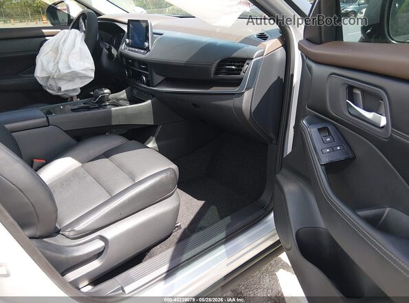 5N1BT3BA2PC854449 2023 NISSAN ROGUE Silver Вид салону спереду