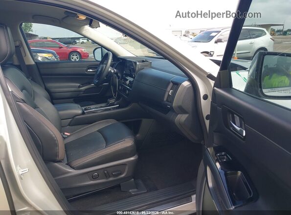 5N1DR3CC3PC231235 2023 NISSAN PATHFINDER Silver Front interior view