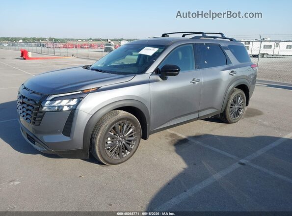 5N1DR3CT9TC240547 2026 NISSAN PATHFINDER Gray Vista tres cuartos delantera izquierda