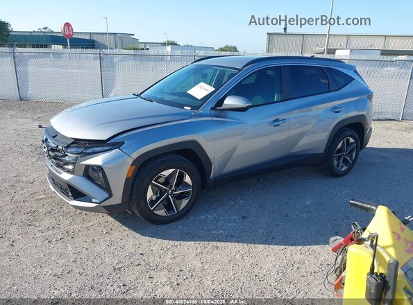 5NMJB3DEXTH674201 2026 HYUNDAI TUCSON Silver წინა მარცხენა ხედი სამი მეოთხედიდან