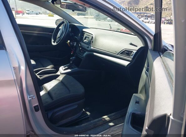5NPD74LF0JH336398 2018 HYUNDAI ELANTRA Серебряный Вид салона спереди
