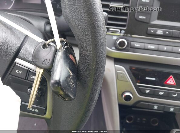 5NPD74LF1HH195206 2017 HYUNDAI ELANTRA Белый Вид панели приборов