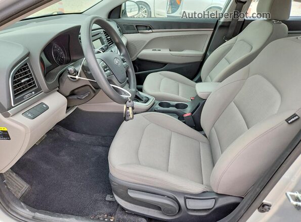 5NPD74LF1JH223883 2018 HYUNDAI ELANTRA Серый Вид салона спереди