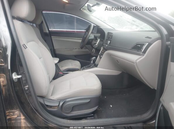 5NPD74LF3HH174504 2017 HYUNDAI ELANTRA Black წინა სალონის ხედი
