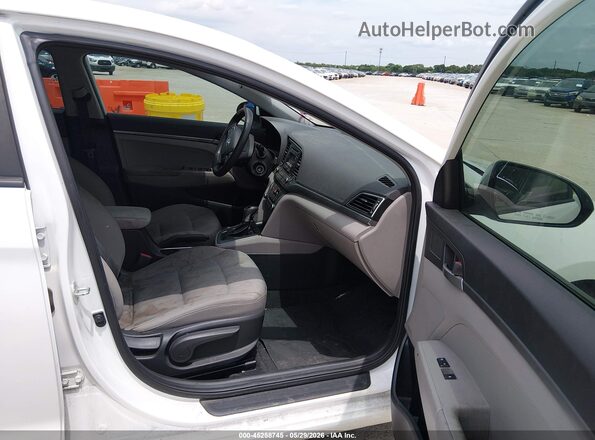 5NPD74LF3HH206142 2017 HYUNDAI ELANTRA White Front interior view