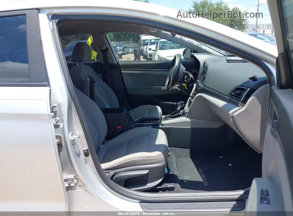 5NPD74LF3JH260093 2018 HYUNDAI ELANTRA Серебряный Вид салона спереди