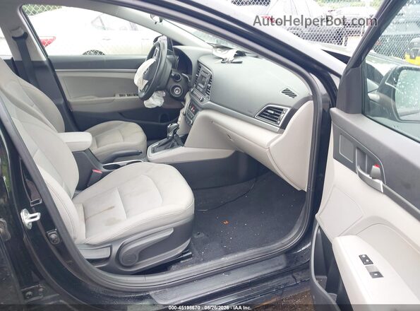 5NPD74LF7HH164705 2017 HYUNDAI ELANTRA Черный Вид салона спереди