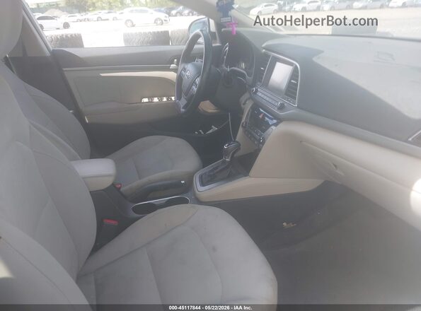 5NPD84LF5HH120621 2017 HYUNDAI ELANTRA Серебряный Вид салона спереди