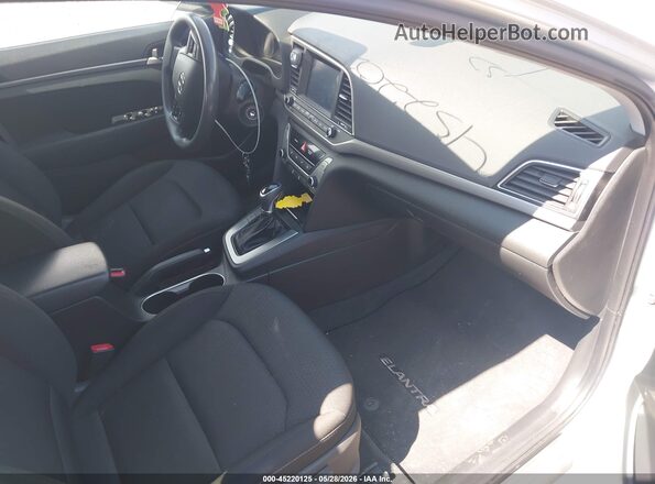 5NPD84LF6JH356796 2018 HYUNDAI ELANTRA Серебряный Вид салона спереди
