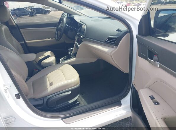 5NPD84LF6LH608260 2020 HYUNDAI ELANTRA Белый Вид салона спереди
