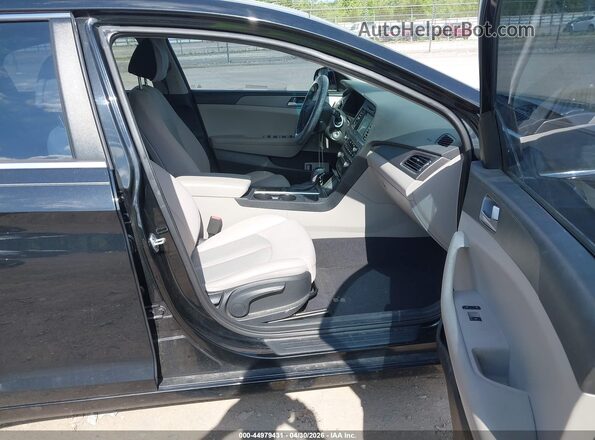 5NPE24AF0HH453222 2017 HYUNDAI SONATA Черный Вид салона спереди