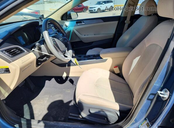 5NPE24AF0HH477990 2017 HYUNDAI SONATA Угольный Вид салона спереди