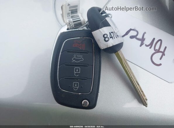 5NPE24AF0HH515301 2017 HYUNDAI SONATA Red Widok deski rozdzielczej