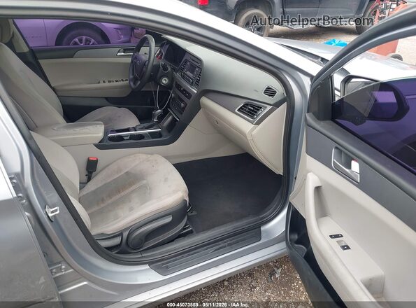 5NPE24AF0HH543762 2017 HYUNDAI SONATA Silver Widok wnętrza z przodu