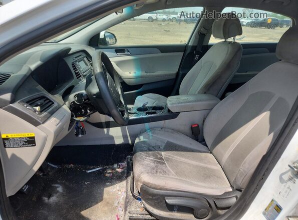 5NPE24AF0HH586627 2017 HYUNDAI SONATA White Вид салону спереду