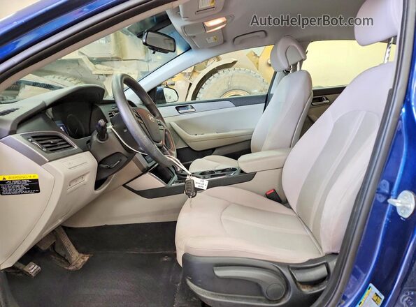 5NPE24AF2HH546159 2017 HYUNDAI SONATA Синий Вид салона спереди