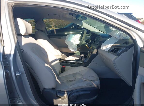 5NPE24AF3HH580689 2017 HYUNDAI SONATA Silver Front interior view
