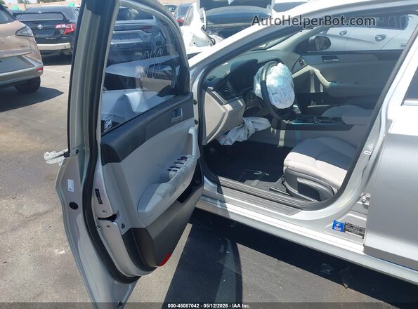 5NPE24AF3JH677686 2018 HYUNDAI SONATA Серебряный Вид салона спереди