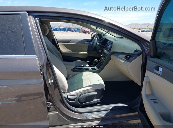 5NPE24AF4HH463347 2017 HYUNDAI SONATA Gray Front interior view