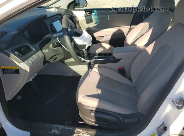 5NPE24AF6HH522544 2017 HYUNDAI SONATA Белый Вид салона спереди
